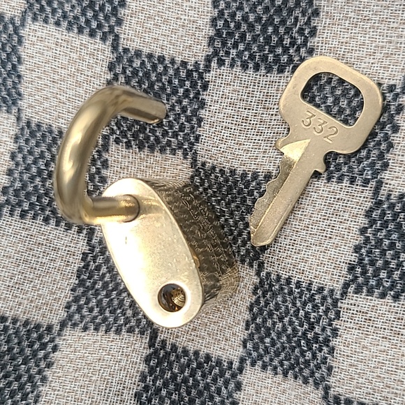 Louis Vuitton #332 lock and key - Picture 3 of 4
